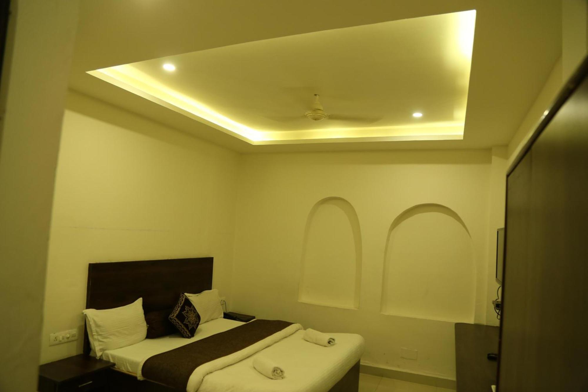 Hotel Krishna Palace อุเดเปอร์ ภายนอก รูปภาพ