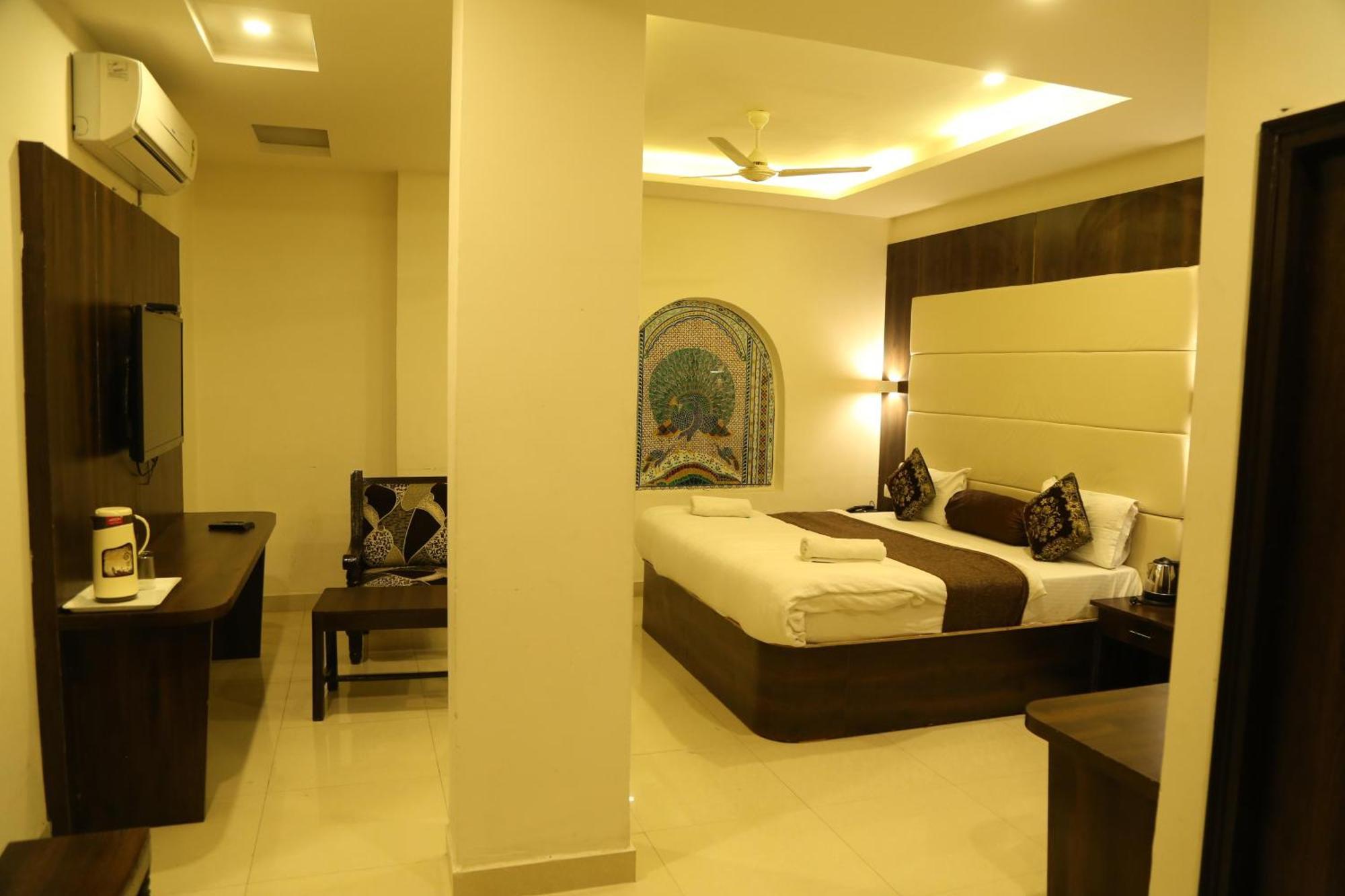 Hotel Krishna Palace อุเดเปอร์ ภายนอก รูปภาพ