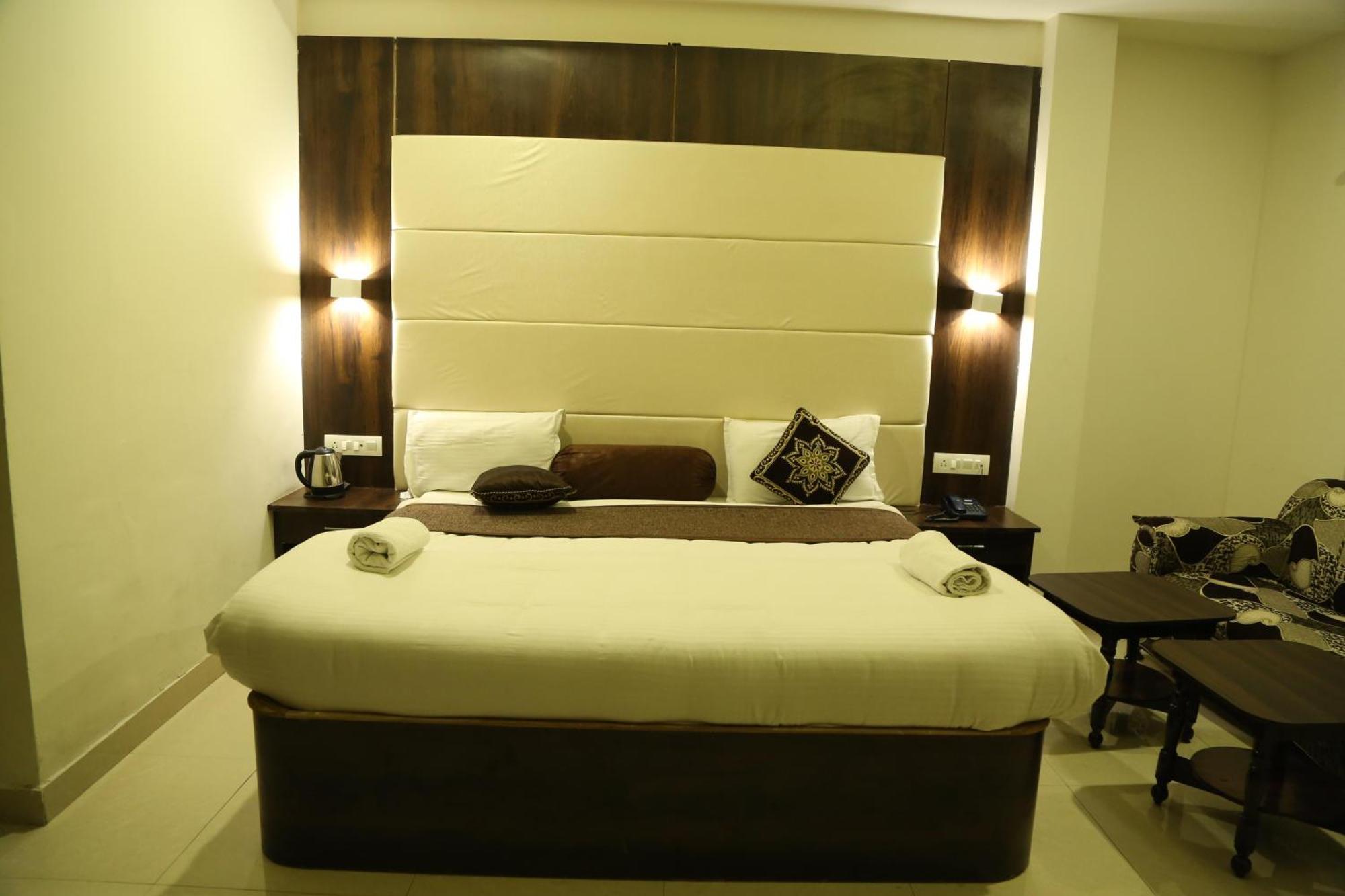 Hotel Krishna Palace อุเดเปอร์ ภายนอก รูปภาพ